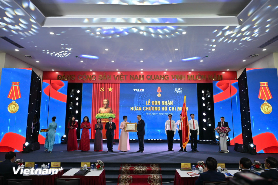 Hiện nay, TTXVN "là cơ quan thông tấn Quốc gia, cơ quan truyền thông chủ lực đa phương tiện, thực hiện chức năng đăng, phát thông tin, văn kiện chính thức của Đảng và Nhà nước; cung cấp thông tin phục vụ yêu cầu lãnh đạo của Đảng và quản lý của Nhà nước; phổ biến thông tin phục vụ các cơ quan thông tin đại chúng, công chúng và các đối tượng khác trong và ngoài nước; Công bố những quan điểm chính thống của Nhà nước về các vấn đề thời sự; chỉnh hướng những thông tin không phù hợp với lợi ích quốc gia; phản bác, cải chính những thông tin sai lệch; khi cần thiết ra tuyên bố bác bỏ những thông tin có dụng ý xuyên tạc". (Ảnh: Minh Sơn/Vietnam+)