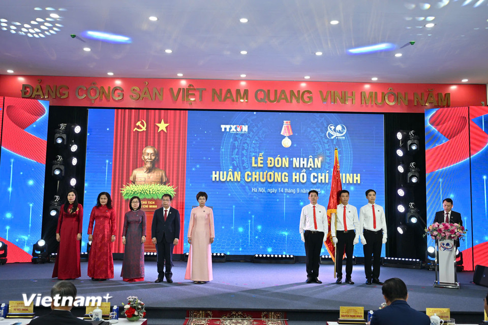 Tại Lễ kỷ niệm 80 năm Ngày truyền thống TTXVN, đơn vị đã vinh dự được đón nhận Huân chương Hồ Chí Minh. (Ảnh: Minh Sơn/Vietnam+)