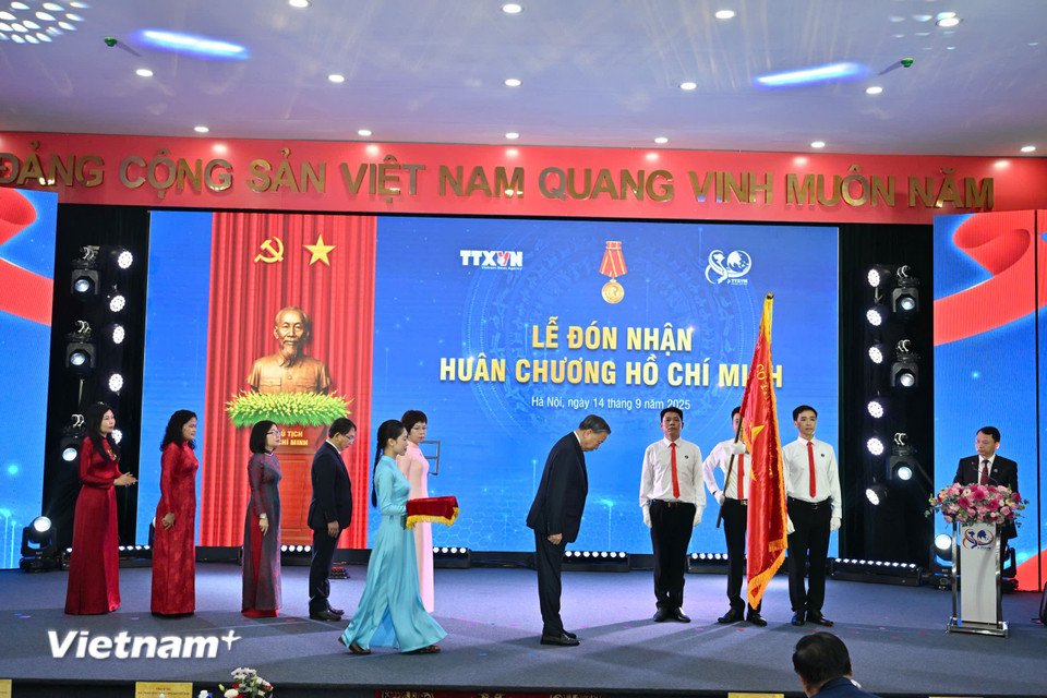 Tổng Bí thư Tô Lâm thay mặt Đảng và Nhà nước trao tặng Huân chương Lao động Hồ Chí Minh cho TTXVN. (Ảnh: Minh Sơn/Vietnam+)