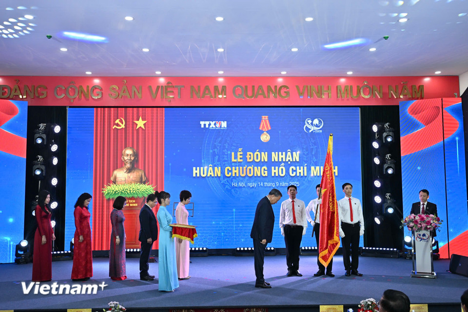 Sau ngày đất nước hoàn toàn thống nhất, TTXVN đã nhanh chóng chuyển mình để đáp ứng yêu cầu mới của thời kỳ hòa bình. Không còn bom đạn, nhưng mặt trận thông tin vẫn nóng bỏng và phức tạp trong bối cảnh đất nước bắt đầu công cuộc đổi mới và hội nhập quốc tế. (Ảnh: Minh Sơn/Vietnam+)