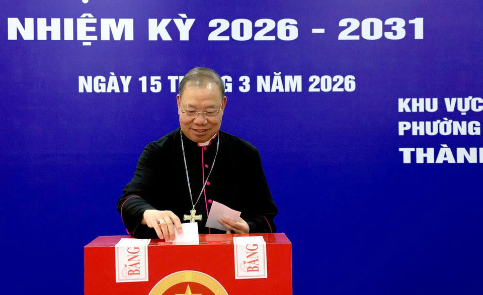 Tổng Giám mục Vũ Văn Thiên, Tổng giáo phận Hà Nội bỏ phiếu bầu cử tại khu vực bỏ phiếu số 1 tại Trường Tiểu học Tràng An, 29 Nhà Chung, phường Hoàn Kiếm. (Ảnh: PV/Vietnam+)