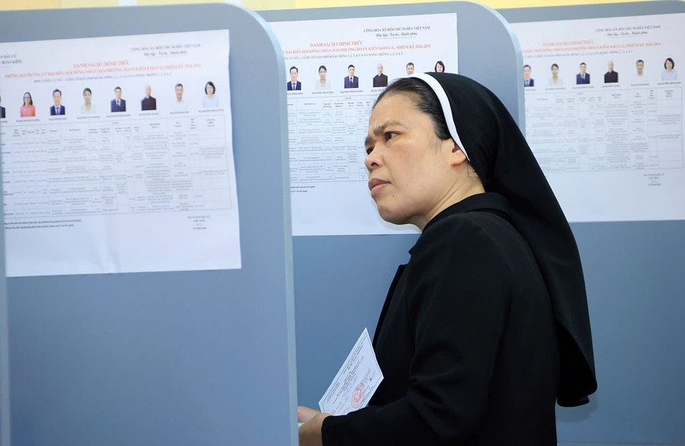 Cử tri Công giáo Hà Nội tỉm hiểu thêm về các ứng cử viên. (Ảnh: PV/Vietnam+)