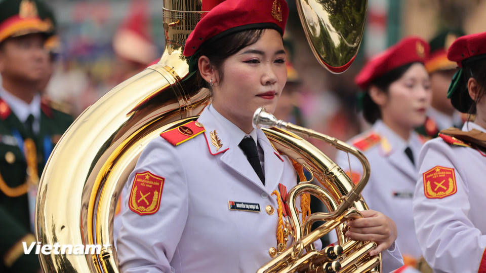 Khối nữ quân nhạc nổi bật với tính kỷ luật, bước đi đồng đều và sự duyên dáng khi biểu diễn nhạc cụ. (Ảnh: Hoài Nam/Vietnam+)