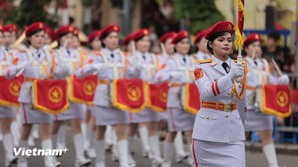 Các nữ quân nhân cầm trống diễu hành, thuộc đội quân nhạc – thường xuất hiện trong các lễ duyệt binh, lễ diễu hành, hoặc sự kiện trọng đại như Quốc khánh, Đại hội Đảng, các ngày kỷ niệm lớn.(Ảnh: Hoài Nam/Vietnam+)
