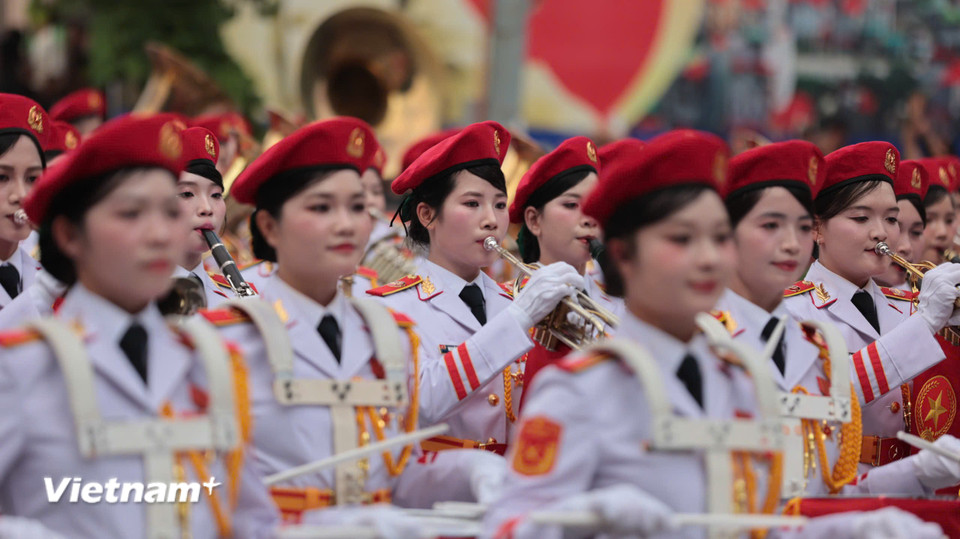 Để đứng trong khối Quân nhạc, các nữ quân nhân phải tinh thông nhạc cụ, có sức bền để di chuyển trong nhiều giờ. (Ảnh: Hoài Nam/Vietnam+)