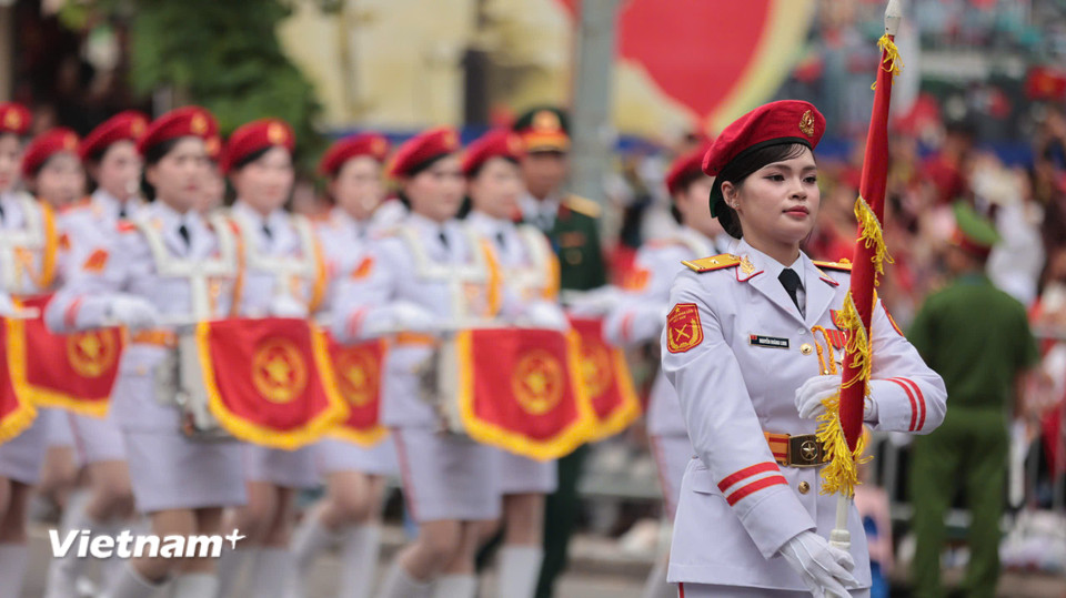 Khối nữ quân nhạc duyên dáng lan tỏa bản sắc văn hóa quân đội. (Ảnh: Hoài Nam/Vietnam+)