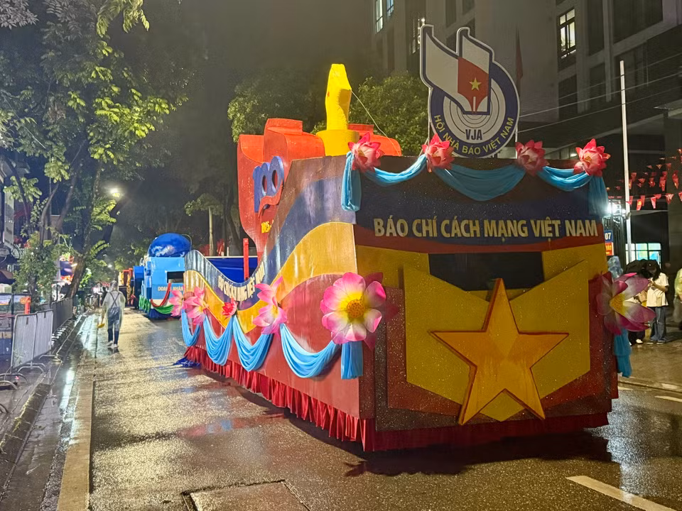 Hơn 180 nhà báo, sinh viên Học viện Báo chí và Tuyên truyền đang hăng say luyện tập cho khối diễu hành Báo chí cách mạng Việt Nam phục vụ đại lễ Quốc khánh 2/9. (Ảnh: PV/Vietnam+)