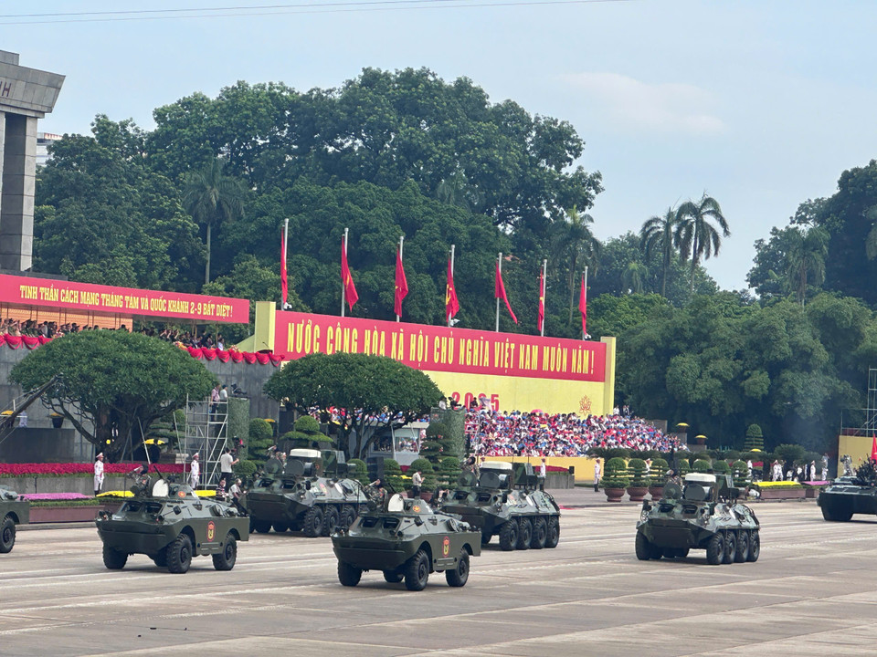 Các khối xe, pháo quân sự tiến vào lễ đài. (Ảnh: Thùy Giang/Vietnam+)