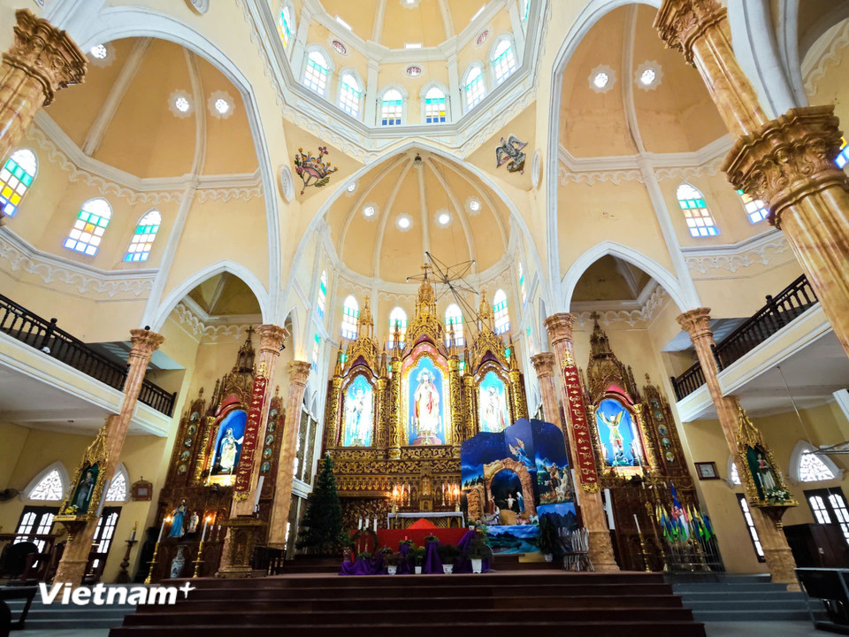 Toàn cảnh bên trong thánh đường của nhà thờ Hưng Nghĩa, bên trên có mái vòm hình cầu và những ô cửa kính màu đón ánh sáng tự nhiên. (Ảnh: Vietnam+)