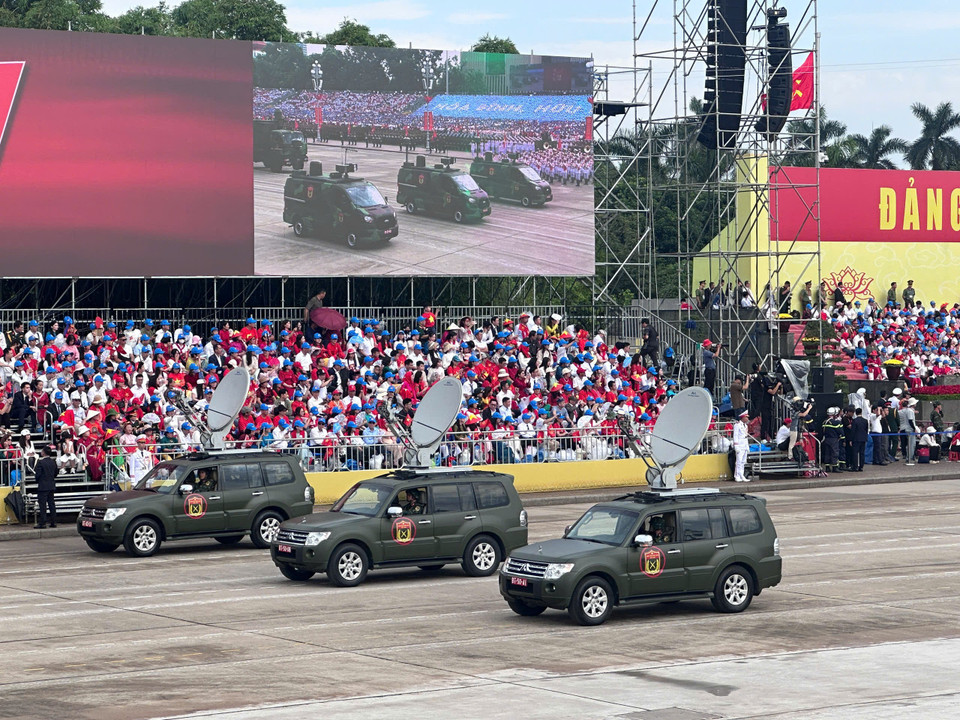 Dàn khí tài trong buổi diễu hành đều tăm tắp, tạo hình ảnh đẹp khi đi qua Quảng trường Ba Đình lịch sử. (Ảnh: Thùy Giang/Vietnam+)