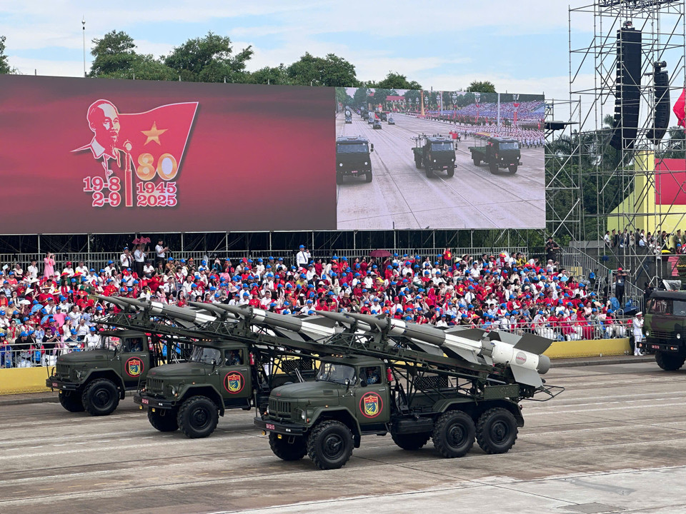 Hình ảnh dàn khí tài ‘siêu khủng’ của Việt Nam đi qua lễ đài trong buổi Lễ tổng duyệt cấp Nhà nước diễu binh, diễu hành A80 ngày 30/8 đã thể hiện sức mạnh quân sự Việt Nam cũng như quá trình hiện đại hóa và tự chủ hóa công nghiệp quốc phòng. (Ảnh: Thùy Giang/Vietnam+)