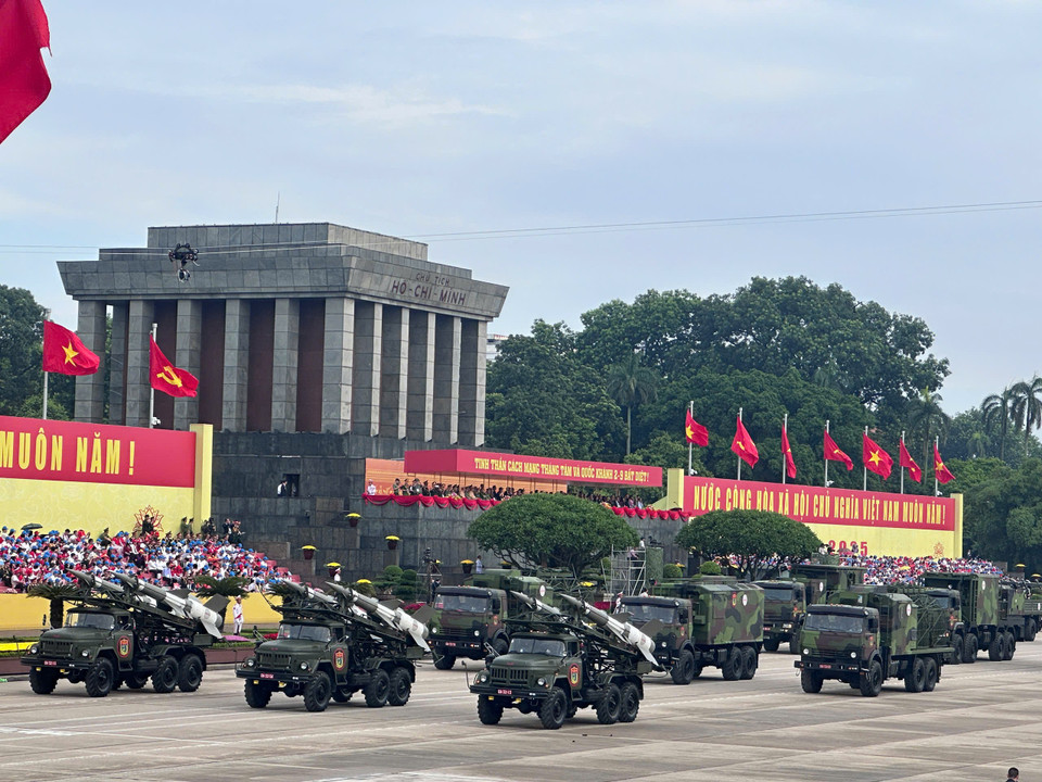 Dàn khí tài quân sự di chuyển qua lễ đài. (Ảnh: Thùy Giang/Vietnam+)