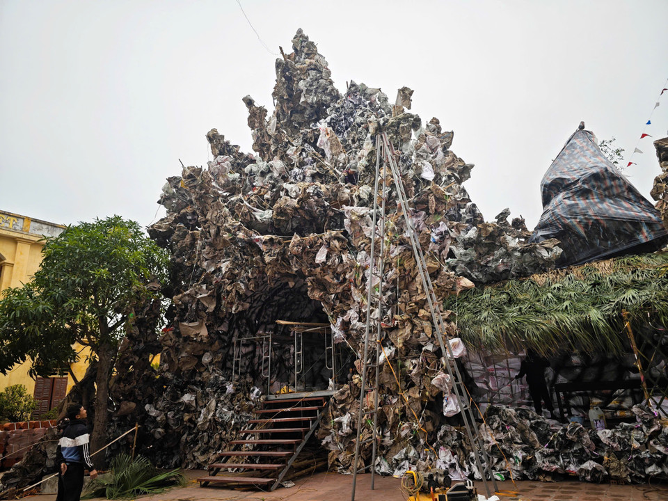 Tiểu cảnh hang đá nơi Chúa Giáng sinh bên ngoài Nhà thờ được trang trí chuẩn bị cho đại lễ. (Ảnh: Vietnam+)