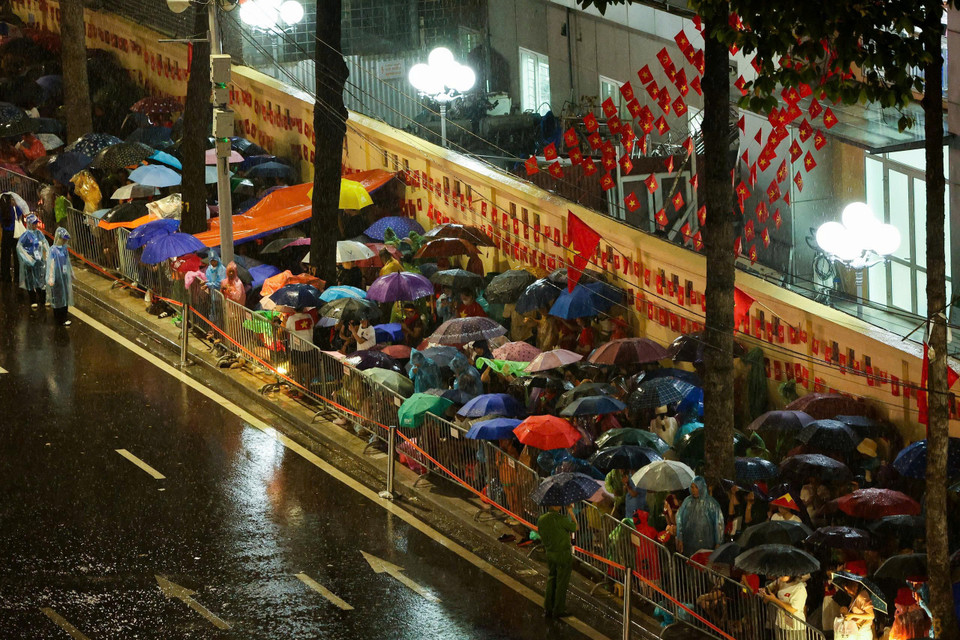 Lúc 20 giờ tối, vỉa hè đường Hùng Vương ken đặc người chờ. Dịch vụ cho thuê bạt được chào bán với giá 60.000 đồng bạt nhỏ và 100.000 đồng bạt lớn. (Ảnh: PV/Vietnam+)