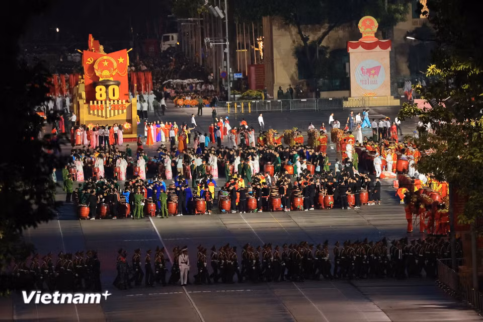 Các khối về vị trí tập kết để sẵn sàng tiến về Quảng trường Ba Đình. (Ảnh: PV/Vietnam+)