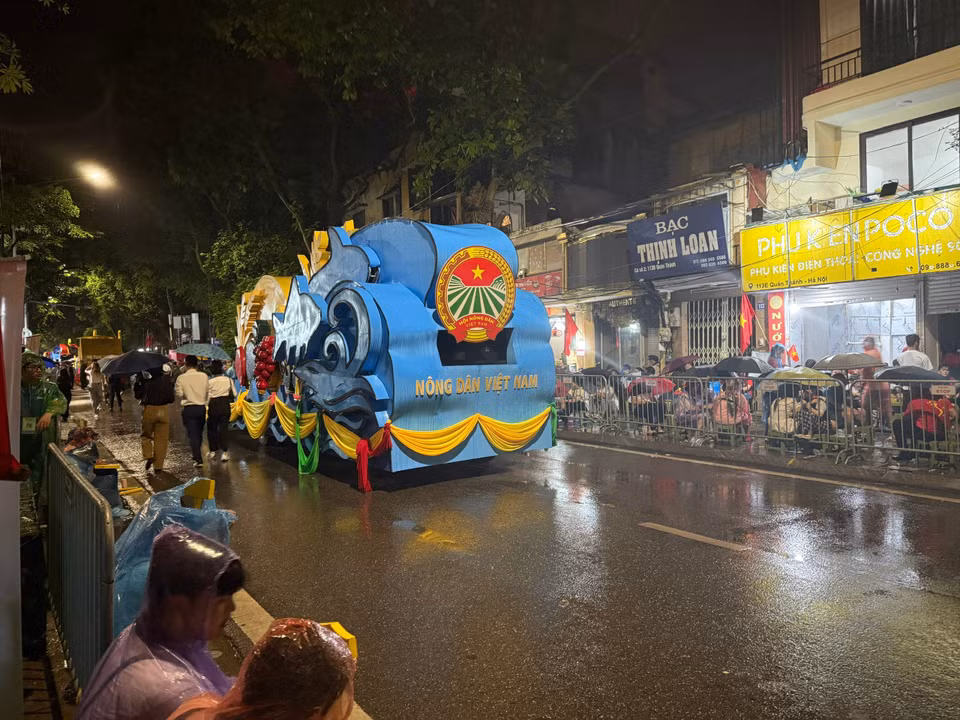 Khối diễu hành Nông dân Việt Nam sẵn sàng cho ngày hội lớn của non sông. Những ngày qua, khối diễu hành Nông dân Việt Nam đã "vượt nắng, thắng mưa," vượt qua mọi khó khăn, sắp xếp thời gian làm việc, công việc gia đình, rèn luyện sức khỏe, tích cực tham gia luyện tập. Đặc biệt, Khối diễu hành Nông dân Việt Nam luôn chấp hành nghiêm túc quy định chung của khối, đảm bảo an ninh tuyệt đối.(Ảnh: PV/Vietnam+)