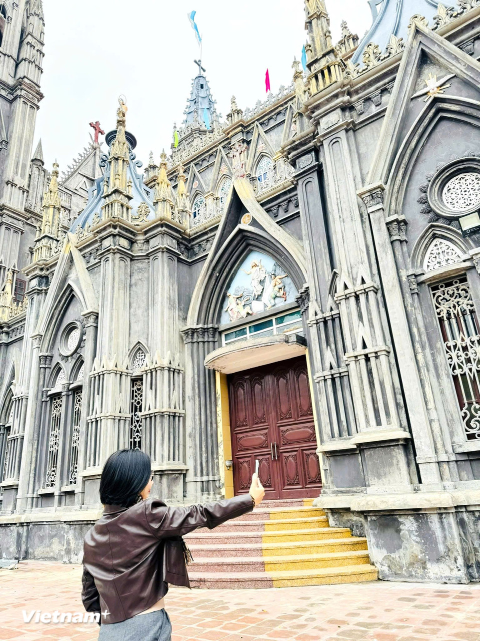 Chị Nguyễn Thanh Huyền (Hà Nội) cho biết: "Thời gian vừa qua nhà thờ Hưng Nghĩa nổi tiếng được giới trẻ quan tâm, ghé đến. Nay có dịp về chơi nên tôi cùng bạn xuống đây chụp ảnh. Tôi không nghĩ lại có một nơi có kiến trúc đẹp tựa châu Âu như vậy." (Ảnh: Vietnam+)