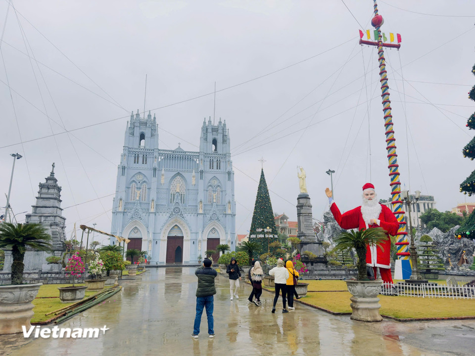 Vương cung Thánh đường Phú Nhai được xây dựng trên mảnh đất rộng 2.160 mét vuông với quy mô dài 80 mét, rộng 27 mét, cao 30 mét và được bình chọn là Thánh đường lớn nhất Đông Nam Á (Ảnh: Vietnam+)