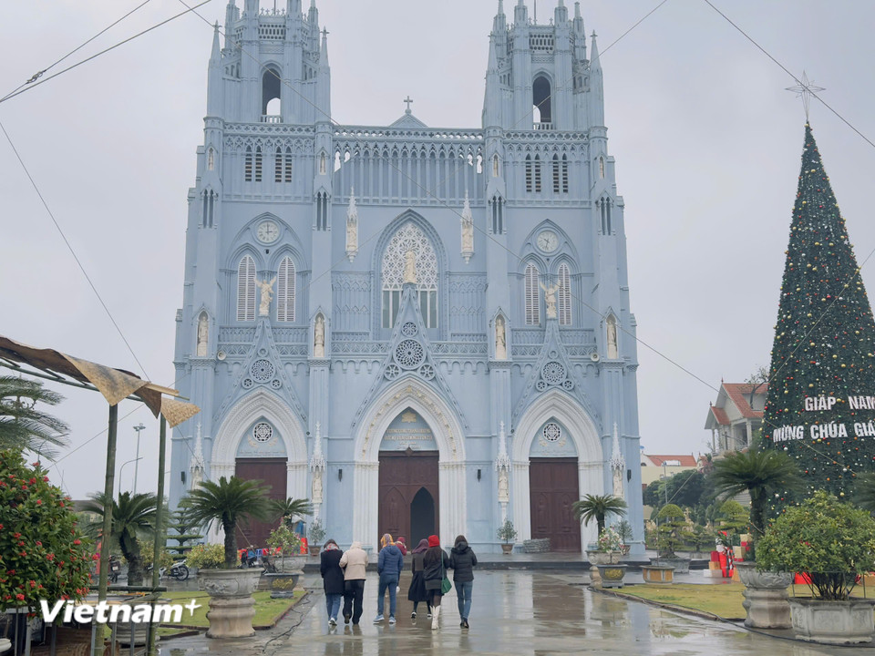 Tính đến thời điểm hiện tại, Vương cung Thánh đường Phú Nhai (Xuân Phương, huyện Xuân Trường, tỉnh Nam Định) tên đầy đủ là Vương cung Thánh đường Đức Mẹ Vô nhiễm Nguyên tội Phú Nhai có quy mô lớn nhất Đông Nam Á. Ngôi Thánh đường được xây dựng theo kiến trúc Gothic Pháp, thuộc giáo phận Bùi Chu, được xây dựng vào năm 1866. (Ảnh: Vietnam+)