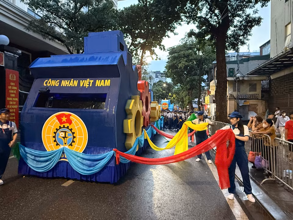 Khối công nhân trong lễ diễu binh, diễu hành kỷ niệm 80 năm Cách mạng tháng Tám thành công và Quốc khánh nước Cộng hòa xã hội chủ nghĩa Việt Nam, không chỉ là một đội hình chỉnh tề, mà còn là biểu tượng cho truyền thống kiên cường, bền bỉ của giai cấp công nhân Việt Nam – lực lượng tiên phong trong suốt tiến trình lịch sử và tiếp tục khẳng định vai trò trụ cột trên hành trình dựng xây đất nước trong kỷ nguyên mới. (Ảnh: PV/Vietnam+)