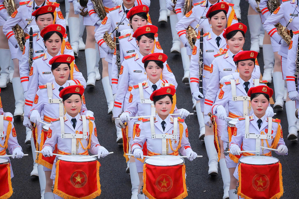 Hình ảnh Khối nữ quân nhạc duyên dáng, lan tỏa bản sắc văn hóa quân đội. (Ảnh: Hoài Nam/Vietnam+)