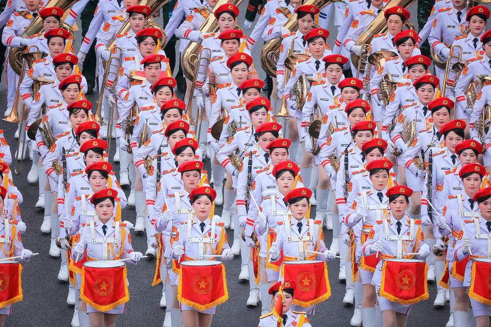 Khối nữ quân nhạc là lực lượng biểu diễn âm nhạc của quân đội. Đây là một lực lượng đặc biệt, vừa mang tính nghệ thuật, vừa thể hiện rõ tinh thần quân đội: Chính quy, kỷ luật và giàu tính biểu tượng. (Ảnh: Hoài Nam/Vietnam+)