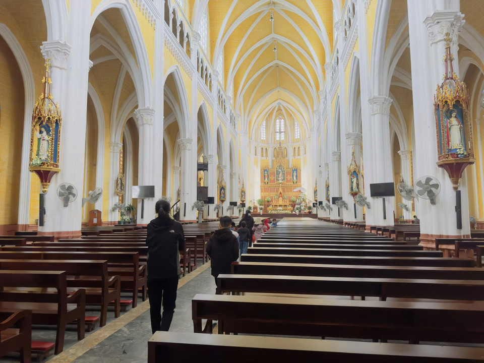 Du khách tham quan bên trong Nhà thờ Phú Nhai. (Ảnh: Vietnam+)