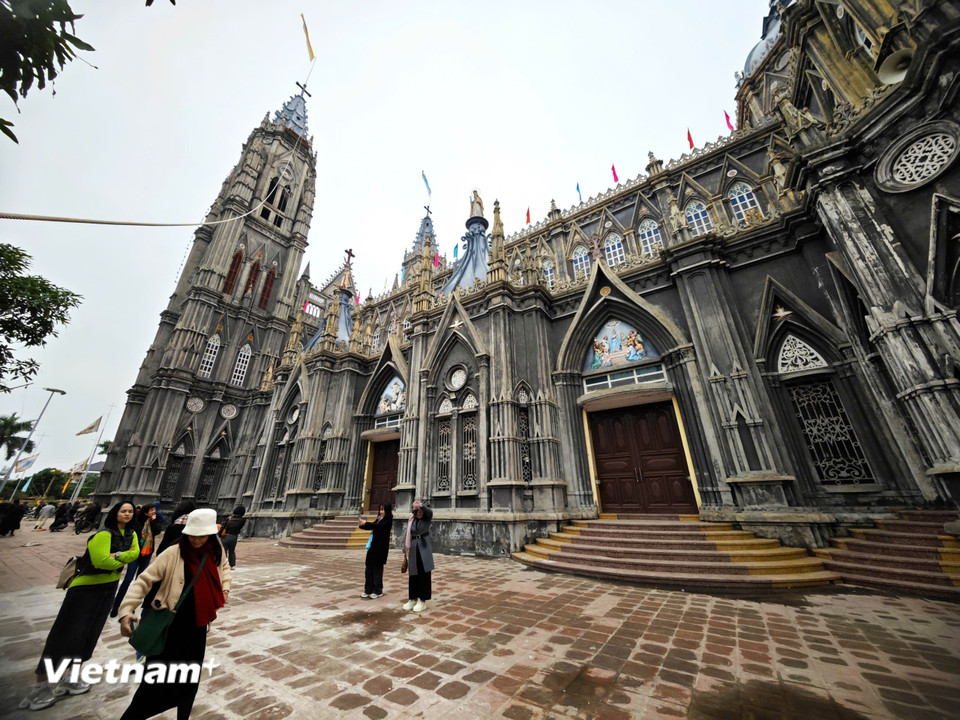 Nhà thờ giáo xứ Hưng Nghĩa có chính điện dài 76m, rộng 33m, cao 24m. Kiểu dáng kiến trúc hiện đại, biến hóa hài hòa với không gian xung quanh. (Ảnh: Vietnam+)