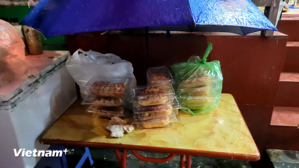 Nhiều người mang đồ ăn, ghế ngồi... giữ chỗ xem diễu binh trên phố Văn Cao. (Ảnh: PV/Vietnam+)