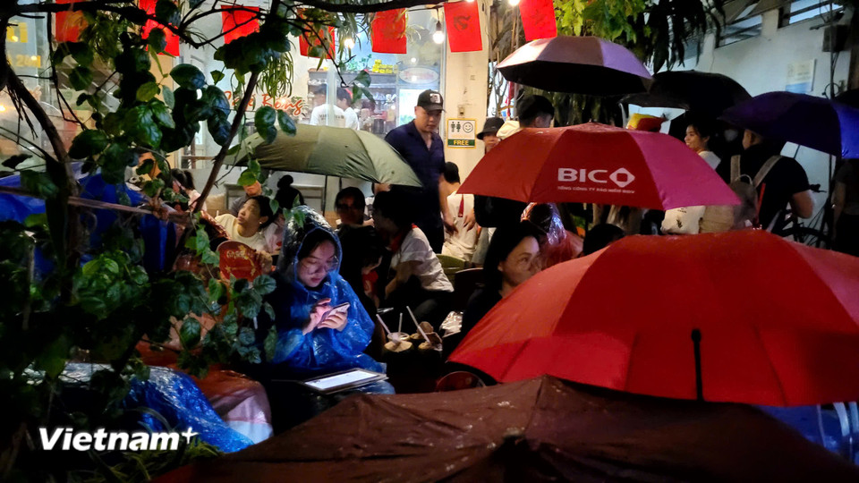 Dù chương trình Tổng duyệt diễu binh, diễu hành A80 diễn ra vào sáng 30/8, người dân và du khách đã đổ về những vị trí đẹp ở trung tâm Hà Nội trước 24 tiếng. (Ảnh: PV/Vietnam+)