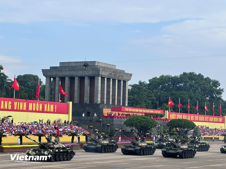 Dàn khí tài, xe pháo quân sự, trong đó có những chiếc xe tăng hiện đại bậc nhất thế giới tham gia hợp luyện diễu binh, diễu hành A80. (Ảnh: Thùy Giang/Vietnam+)