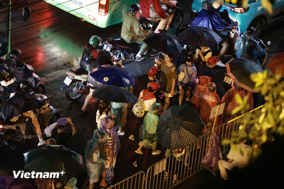 Ai cũng mong muốn tìm cho mình được vị trí đẹp nhất để thuận tiện xem diễu binh. (Ảnh: Vietnam+)