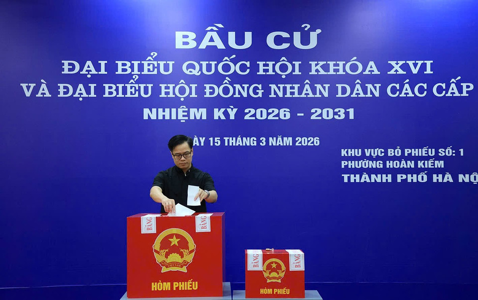 Linh mục Tạ Minh Quý, Chính xứ Giáo xứ chính toà Hà Nội bỏ phiếu tại khu vực bỏ phiếu số 1, phường Hoàn Kiếm. (Ảnh: PV/Vietnam+)