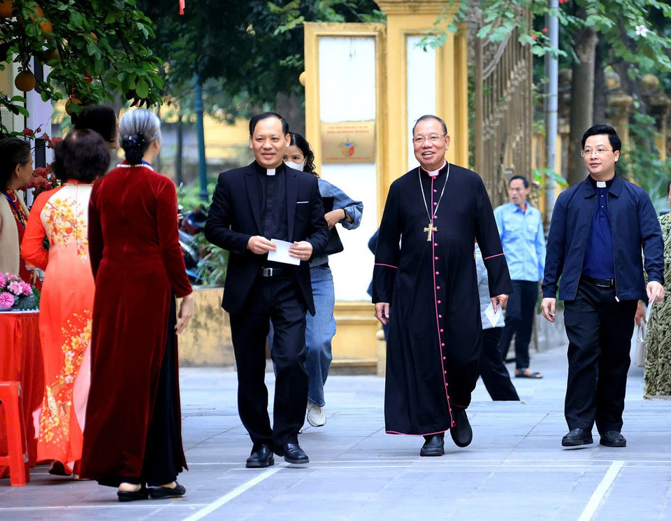 Tổng Giám mục Vũ Văn Thiên, Tổng giáo phận Hà Nội bỏ phiếu bầu cử tại khu vực bỏ phiếu số 1 tại Trường Tiểu học Tràng An, 29 Nhà Chung, phường Hoàn Kiếm. (Ảnh: PV/Vietnam+)