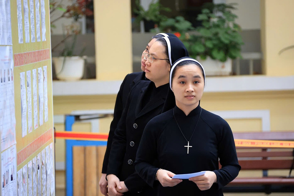 Các nữ tu tham gia ngày bầu cử tại khu vực bỏ phiếu số 1, phường Hoàn Kiếm. (Ảnh: PV/Vietnam+)
