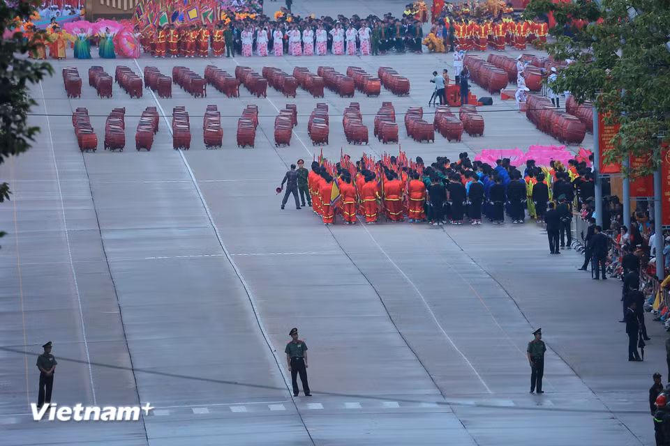 Buổi tổng duyệt quy mô tương đương buổi lễ chính thức, gồm hai phần: Thực hiện các nghi lễ, nghi thức của Đảng, Nhà nước và diễu binh, diễu hành, với sự tham gia của gần 16.000 cán bộ, chiến sĩ. (Ảnh: PV/Vietnam+)
