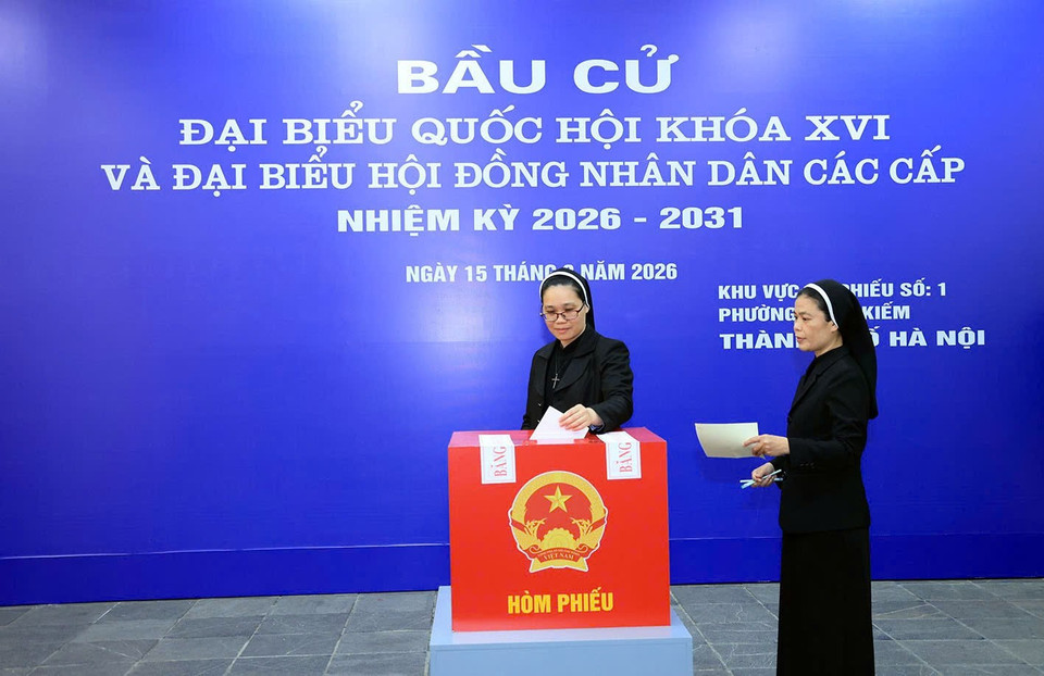 Các nữ tu tham gia thực hiện quyền và nghĩa vụ công dân tại khu vực bỏ phiếu số 1, phường Hoàn Kiếm. (Ảnh: PV/Vietnam+)