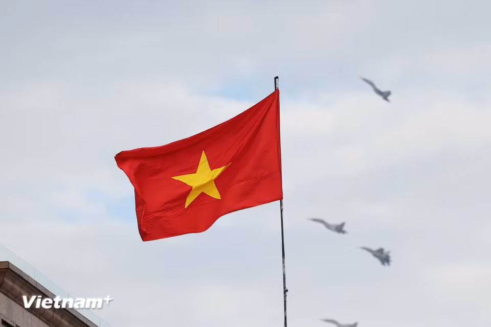 Những chiếc trực thăng bay lượn trên bầu trời Hà Nội. (Ảnh: PV/Vietnam+)