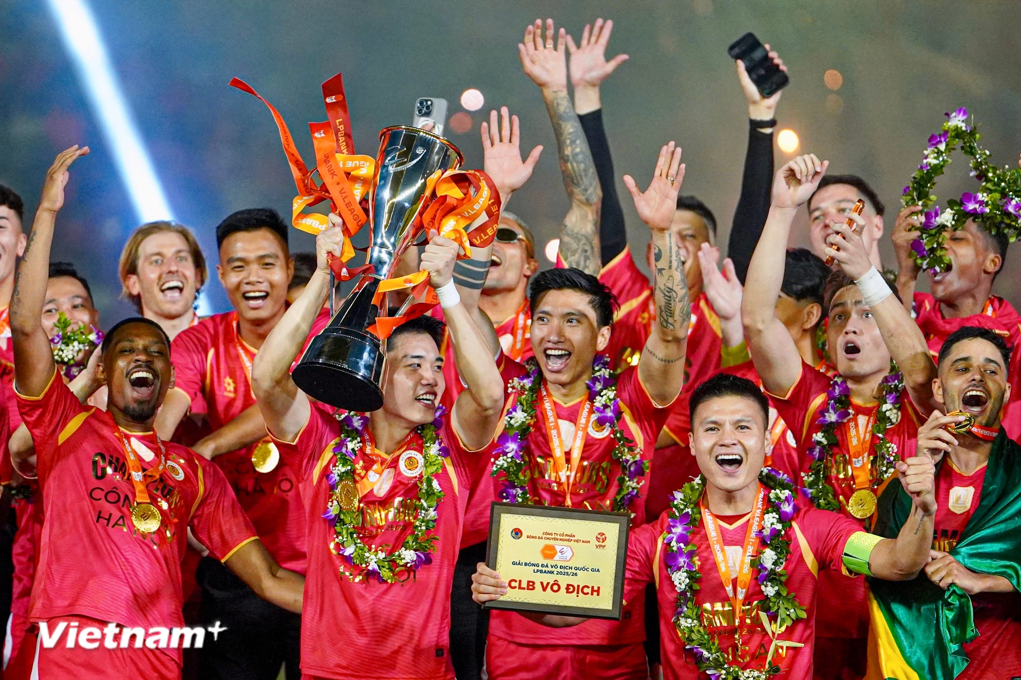 Dàn sao Công an Hà Nội rạng rỡ trong ngày nâng cúp vô địch V-League 2025/26