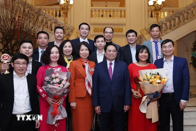 Nhà báo Võ Mạnh Hùng và Nhà báo Hoàng Kim Tuyết cùng ban lãnh đạo cơ quan chụp ảnh với Thủ tướng Phạm Minh Chính tại Lễ trao Giải báo chí toàn quốc về xây dựng Đảng (mang tên Búa liềm vàng), năm 2022. (Ảnh: TTXVN)