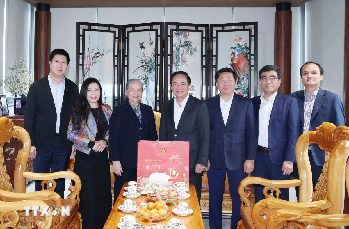 Trưởng Ban Tuyên giáo Trung ương thăm hỏi gia đình các nhân sỹ dịp Tết