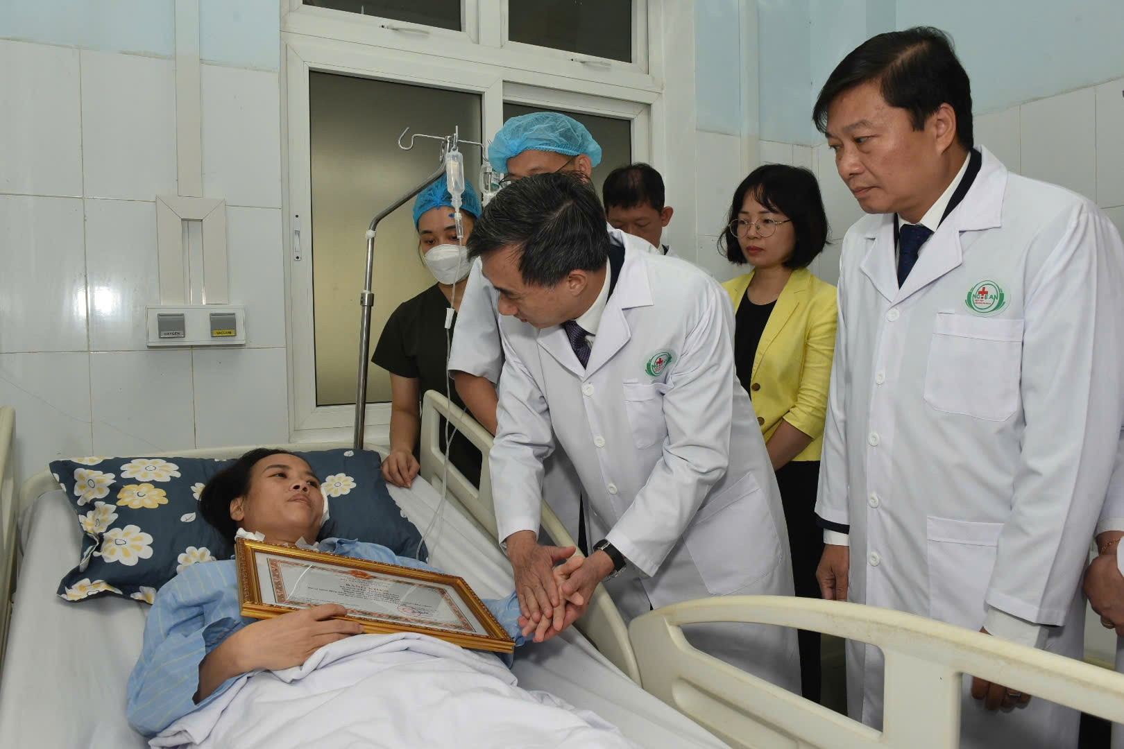 Thứ trưởng Bộ Y tế Trần Văn Thuấn thăm hỏi nhân viên bị thương. (Ảnh: PV/Vietnam+)