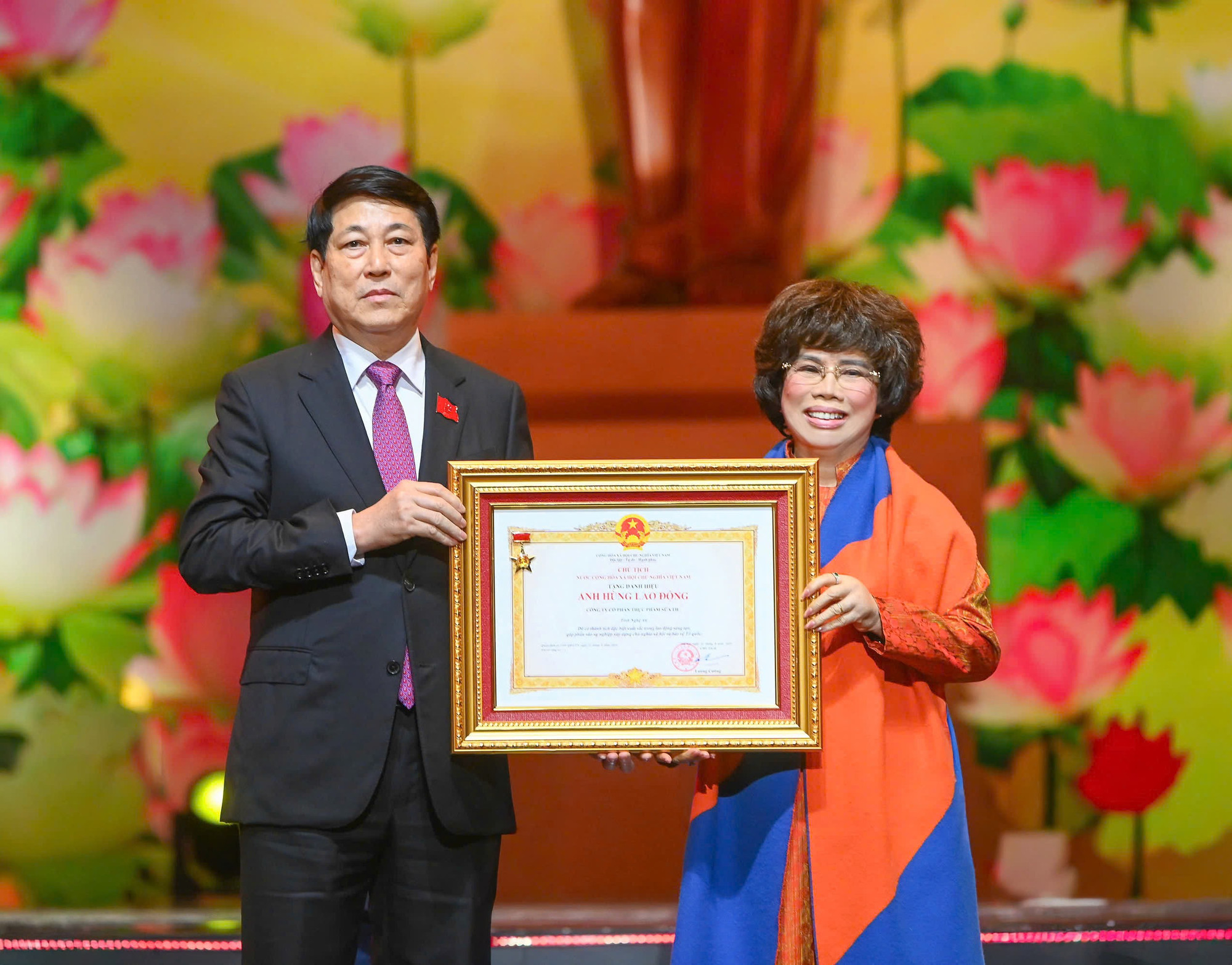 Anh hùng Lao động Thái Hương - Nhà Sáng lập Tập đoàn TH - đã đón nhận danh hiệu phong tặng từ Chủ tịch nước Lương Cường. (Ảnh: PV/Vietnam+)