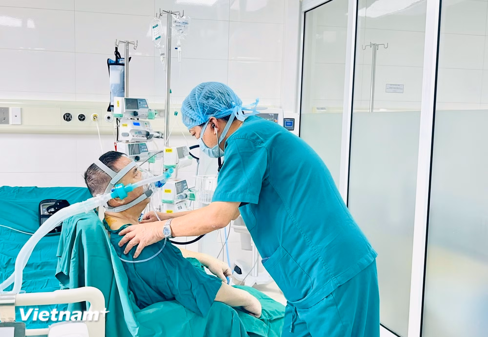 Tiến sỹ Đinh Văn Lượng khám cho bệnh nhân sau ca ghép phổi. (Ảnh: T.G/Vietnam+)