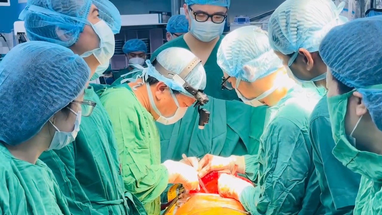 Thầy thuốc ưu tú Đinh Văn Lượng thực hiện một ca ghép phổi cùng các y bác sỹ của Bệnh viện Phổi Trung ương. (Ảnh: PV/Vietnam+)