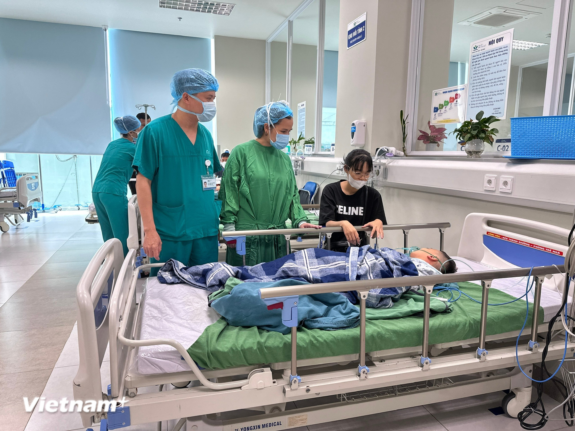 ڈاکٹر سرجری کے بعد بچے کے مریض کی صحت کی نگرانی اور جانچ کرتے ہیں۔ (تصویر: Thuy Giang/Vietnam+) vnp-anh-4.jpg