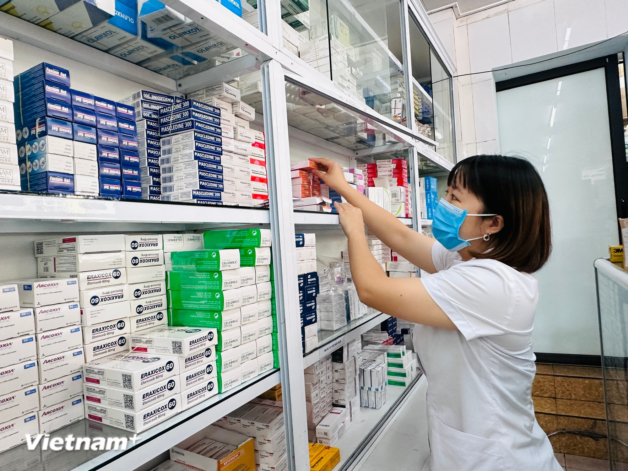 Lấy thuốc chữa bệnh tại một cơ sở y tế. (Ảnh: T.G/Vietnam+)