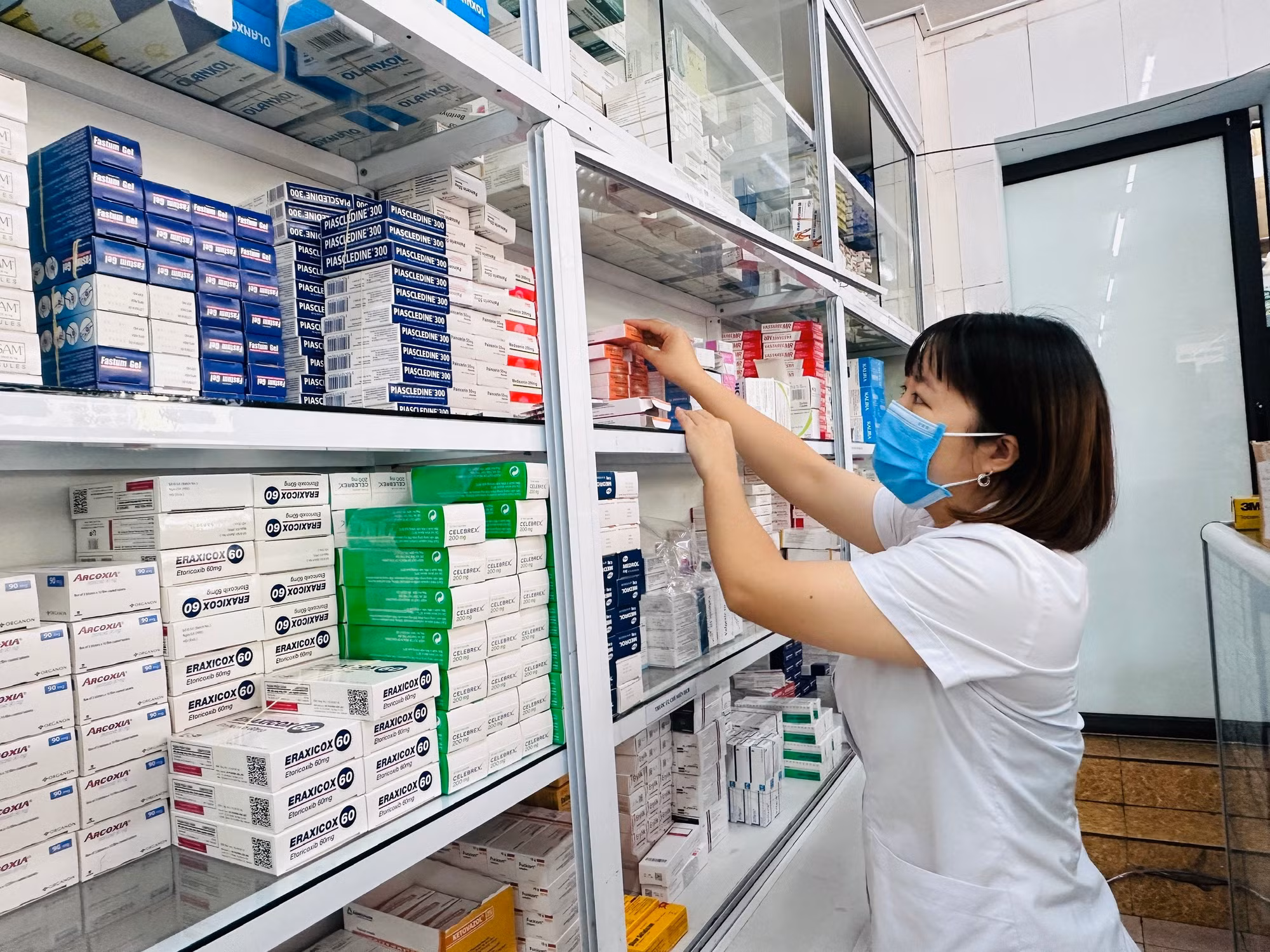 Lấy thuốc chữa bệnh tại cơ sở y tế. (Ảnh: T.G/Vietnam+)