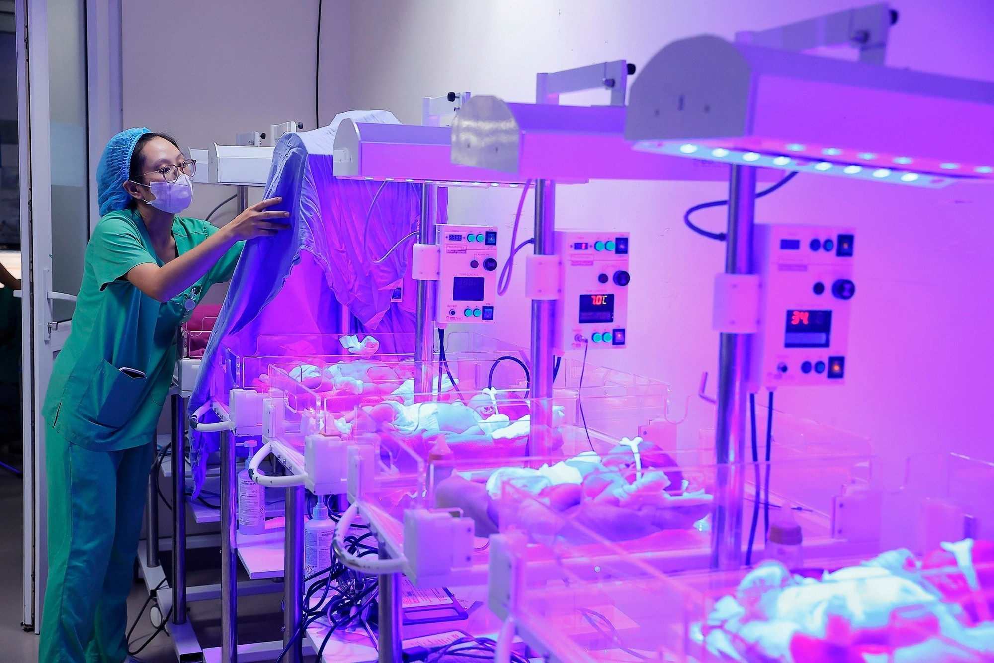 Điều dưỡng chăm sóc trẻ sơ sinh bệnh lý tại Trung tâm sơ sinh (Bệnh viện Phụ sản Trung ương). (Ảnh: Minh Quyết/TTXVN)