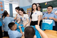 Các thí sinh Miss World Vietnam 2025 có chuyến thăm ý nghĩa tại Trường Hy Vọng. (Ảnh: CTV/Vietnam+)